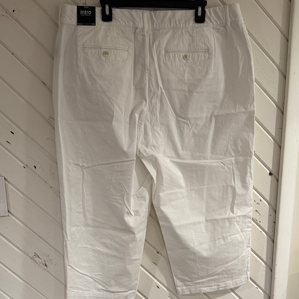 Intro. Women's White Capris - Picture 5 of 5